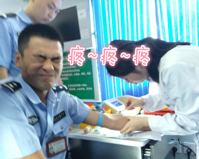 疼skr人！警察在移動獻血車上的表情包亮了