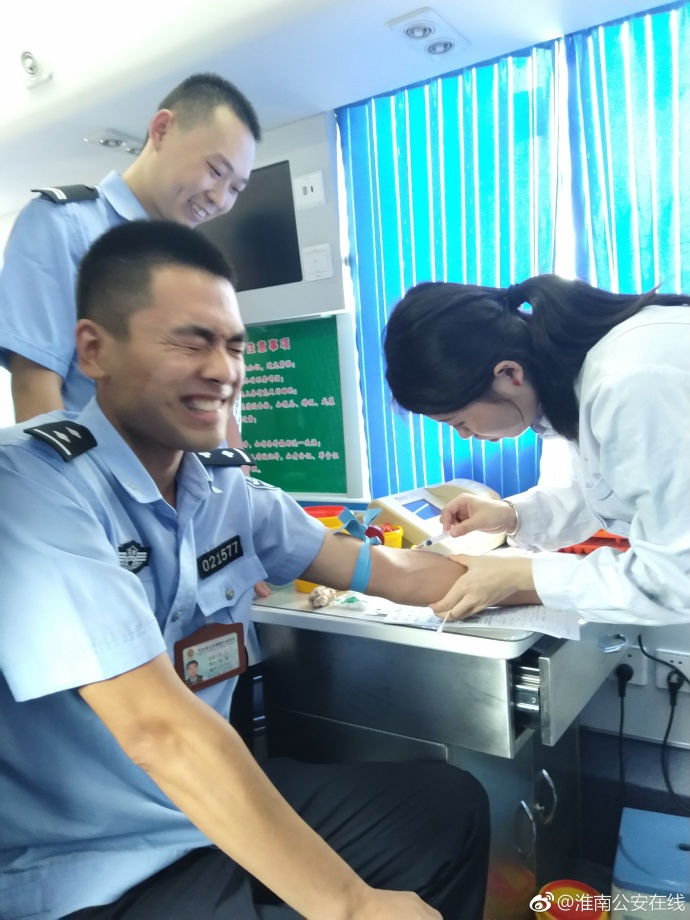 疼skr人！警察在移動獻血車上的表情包亮了