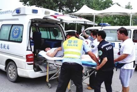 命懸一線牽動(dòng)人心，救護(hù)車臨危不亂治病救人_